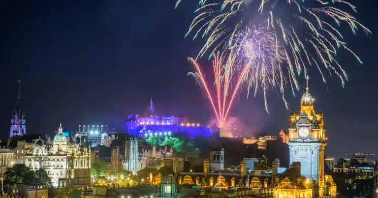 Fuegos artificiales sobre castillo durante Festival de Edimburgo
