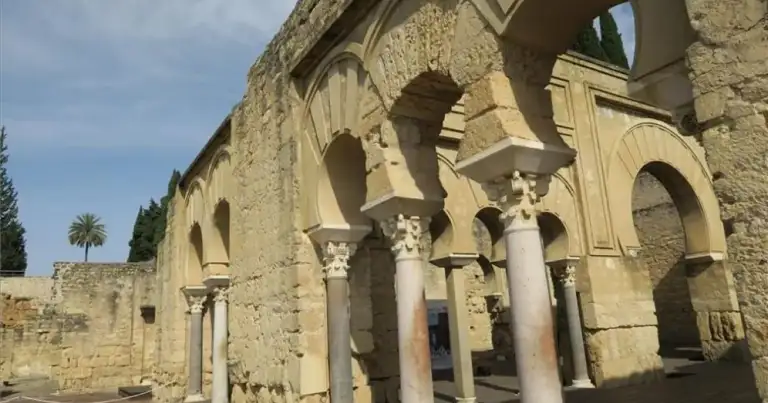 Ruinas con columnas y arcos de piedra de construcción medieval