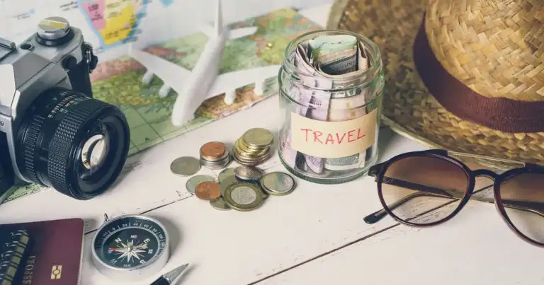 Cámara, mapas, dinero, pasaporte, brújula y accesorios de viaje