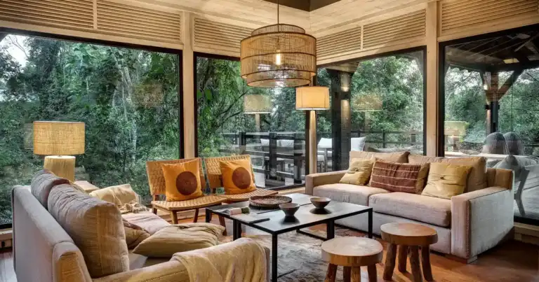 Interior de hotel de lujo con sala amplia, sofás cómodos y vista al bosque