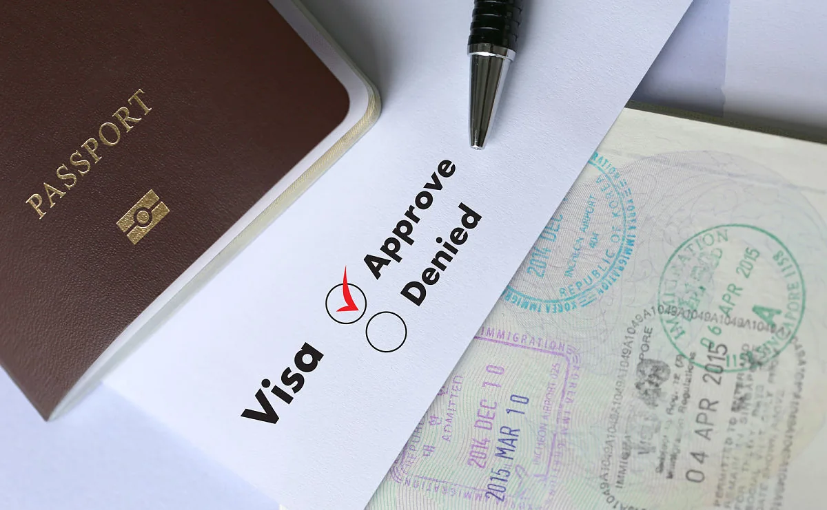 Pasaporte con formulario de visa y sello de aprobación