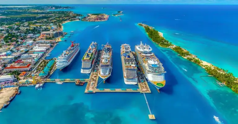 Varios cruceros atracados en puerto caribeño con agua turquesa