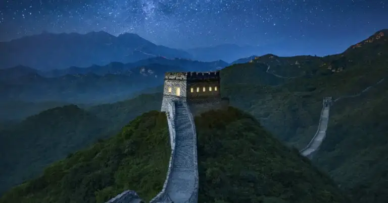 Muralla de piedra sinuosa en montaña bajo cielo estrellado