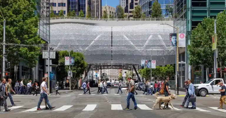 Terminal moderna con techo ondulado, personas caminando y rascacielos