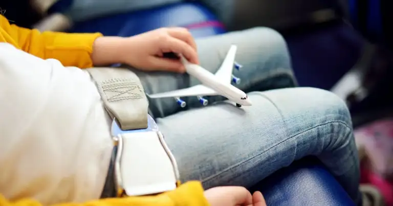 ¿Puede viajar un niño sin pasaporte dentro de Estados Unidos?