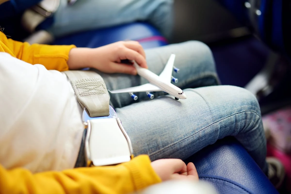 ¿Puede viajar un niño sin pasaporte dentro de Estados Unidos?