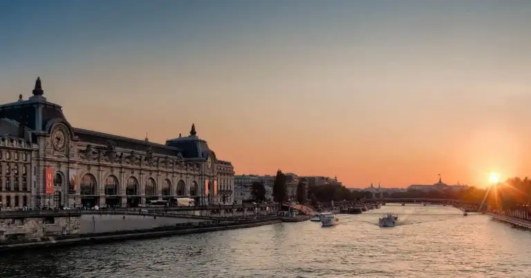 Museo de Orsay. Foto sacada desde el Sena dejando ver bastante agua