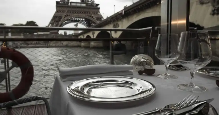 Mesa de comedor con vista a la Torre Eiffel y río Sena