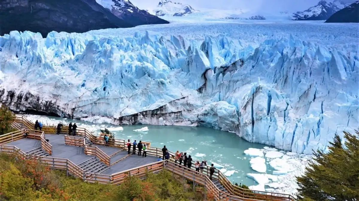 Glaciar con plataforma de observación llena de turistas contemplando