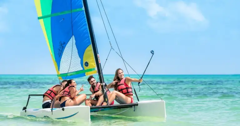 Turistas navegando en catamarán en las aguas de La Romana y Bayahibe