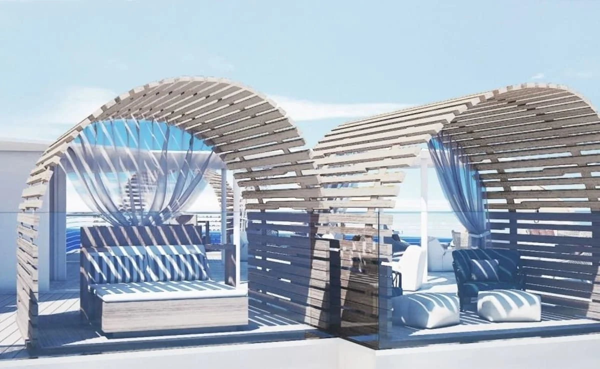 Zona exterior de glamping con domos y cortinas azules frente a montañas y lago