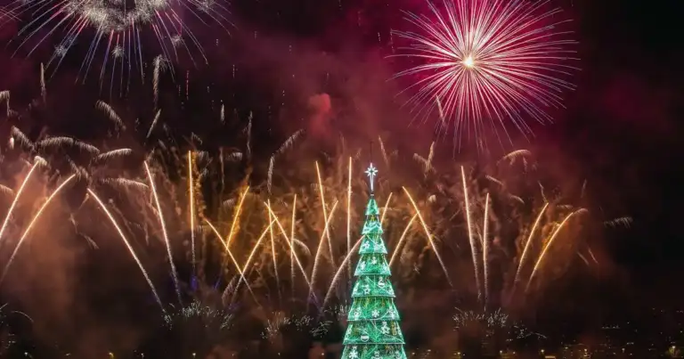 se enciende el árbol de navidad flotante