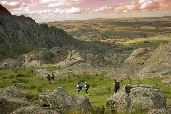 Grupo de senderistas caminando por las sierras de Córdoba al atardecer