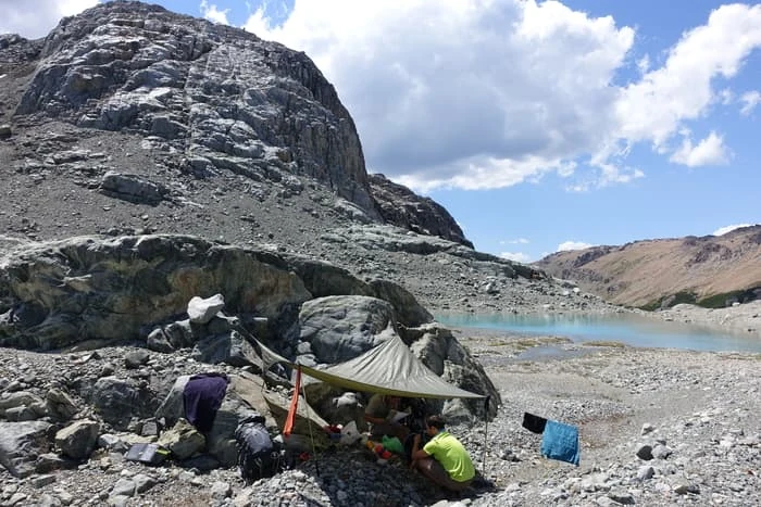 armar carpa en un refugio