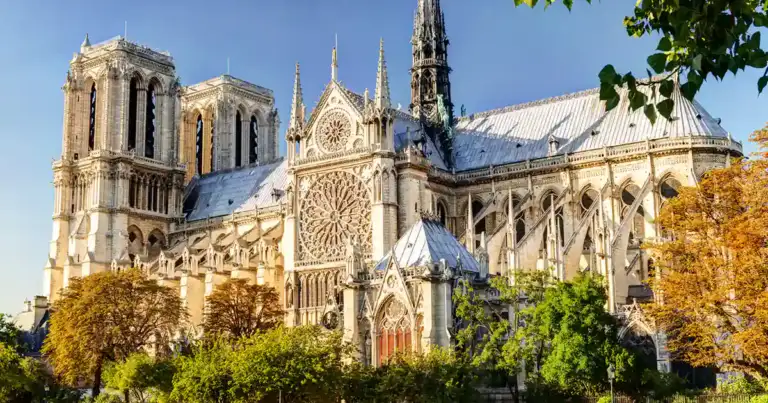 Catedral gótica con torres puntiagudas y fachada ornamentada blanca