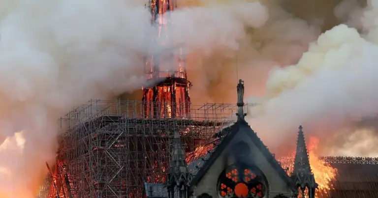 Catedral en llamas con humo blanco y fuego rojo visible