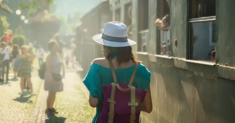 Persona con mochila y sombrero observando calle con personas