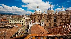 Catedral de Cuenca con arquitectura colonial y domo azul
