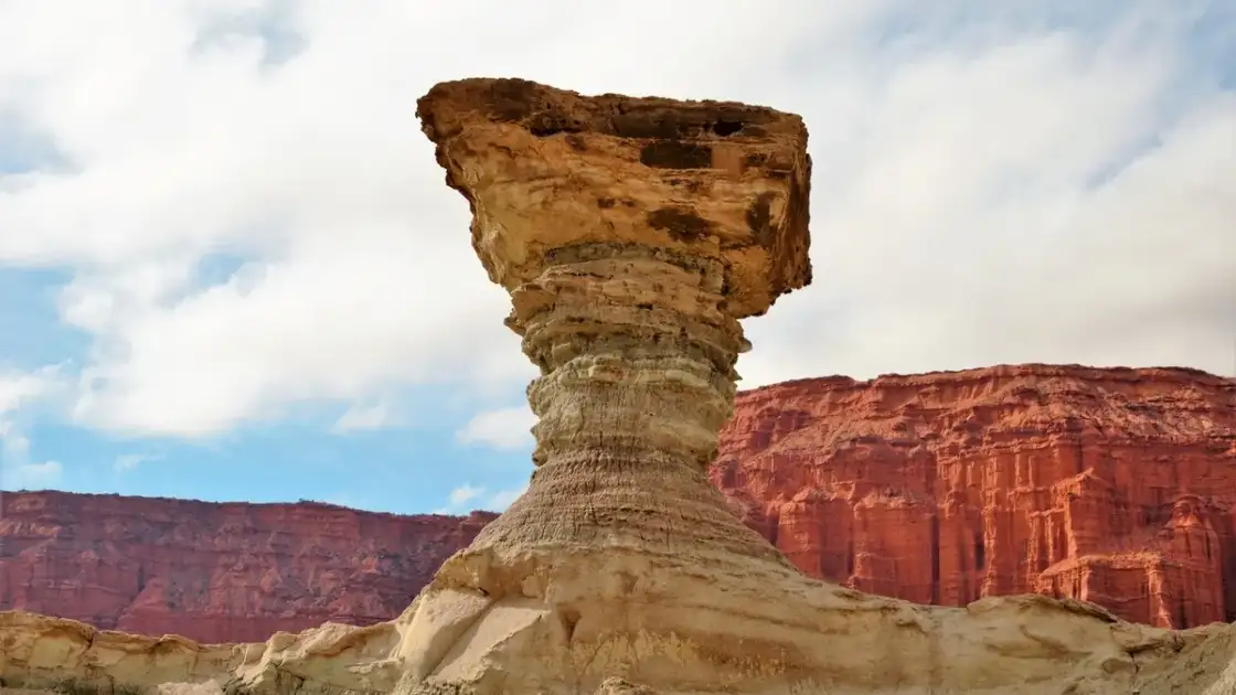 Formación rocosa en el Valle de la Luna, uno de los principales lugares turísticos de San Juan Argentina