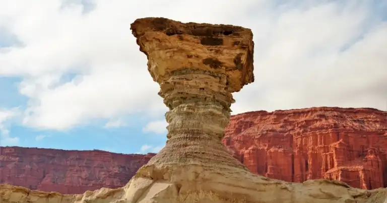 Formación rocosa en el Valle de la Luna, uno de los principales lugares turísticos de San Juan Argentina