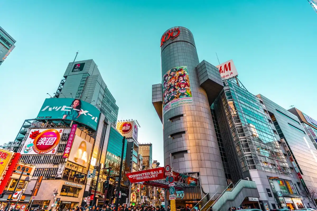 Calle de Akihabara repleta de letreros neon, comercios y rascacielos iluminados