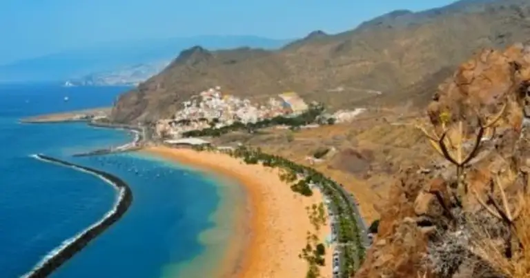 islas canarias, costa larguisima con mar azul turquesa