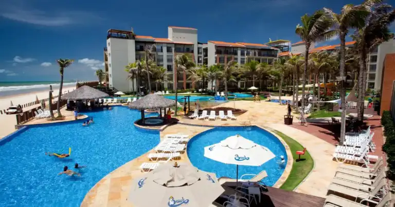 Resort con piscina grande, playas y playa privada frente al mar