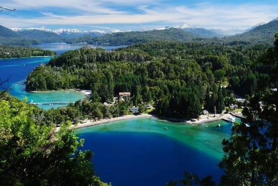 Vistas aéreas de Villa la Angostura, desde un dron. 