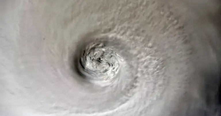 Ojo de huracán visto desde satélite con remolino de nubes