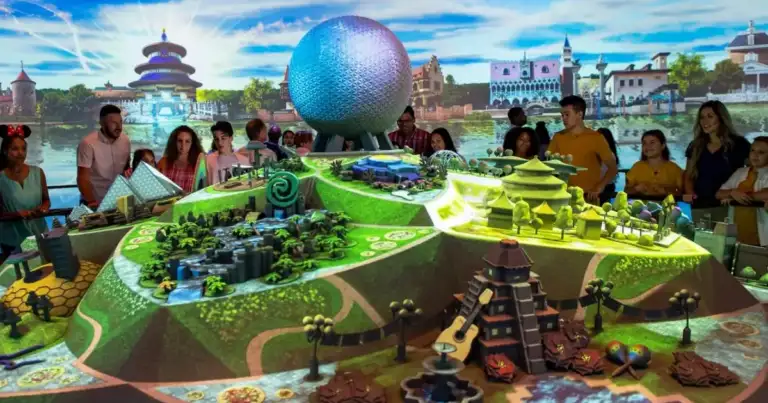 Maqueta de parque temático con globo distintivo y visitantes
