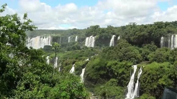 Vista panorámica de las Cataratas del Iguazú rodeadas de selva subtropical