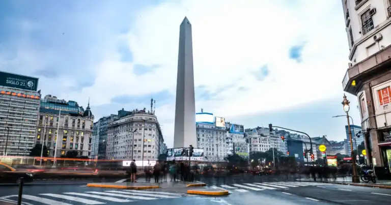 Obelisco de Buenos Aires al atardecer con movimiento urbano