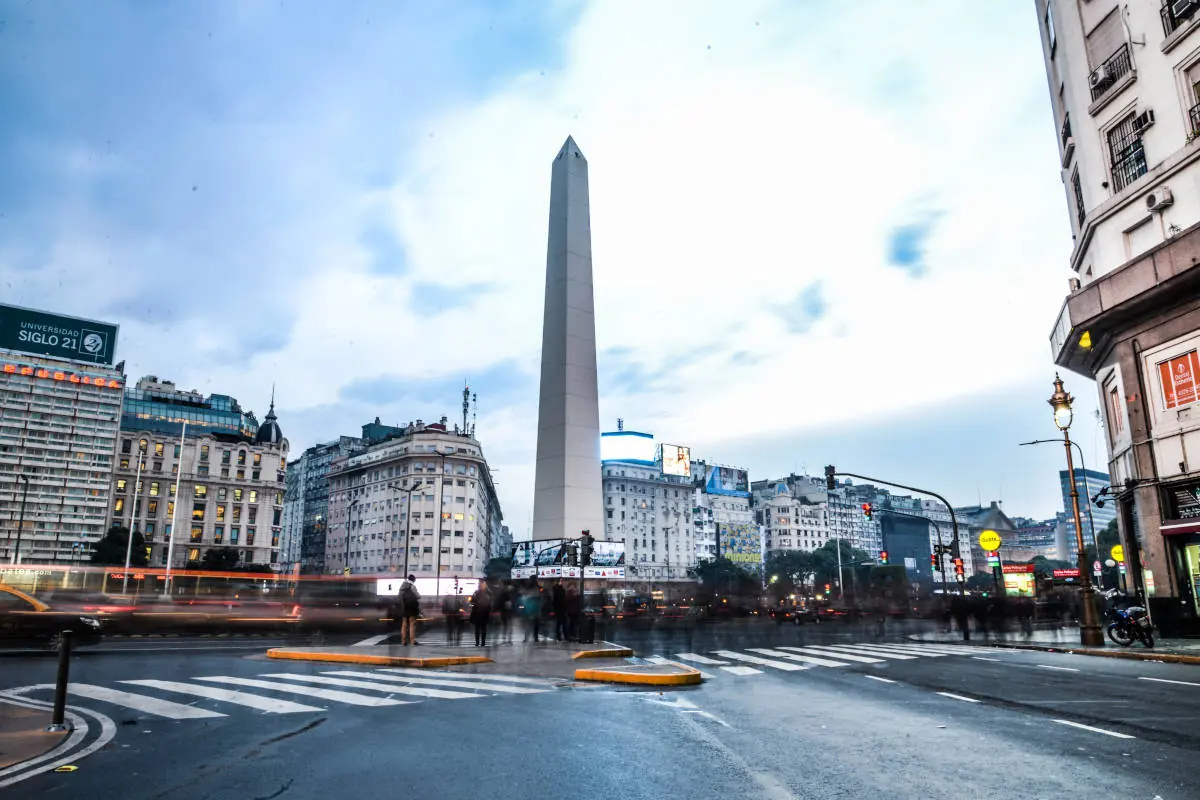 Obelisco de Buenos Aires al atardecer con movimiento urbano