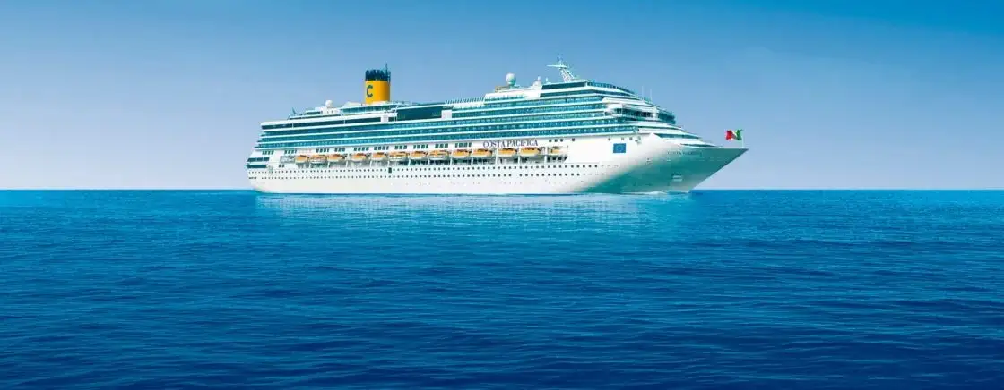Crucero de pasajeros navegando en agua turquesa