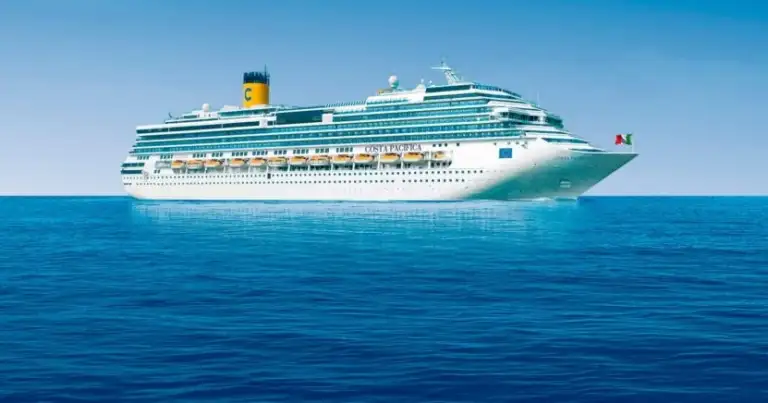 Crucero de pasajeros navegando en agua turquesa