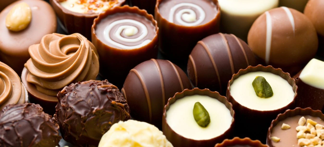 Variedad de chocolates artesanales con rellenos, caramelo y frutas secas
