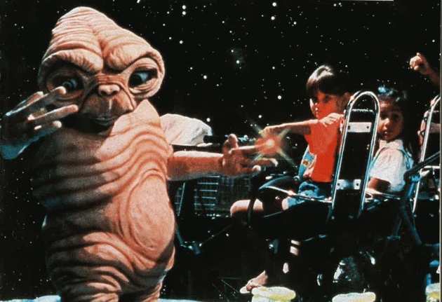 Réplica de criatura extraterrestre gris del cine en atracción temática