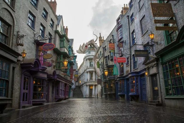 Calle mágica con arquitectura de tienda de magia y decoración fantástica