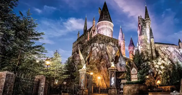 Castillo fantástico de piedra iluminado en parque temático