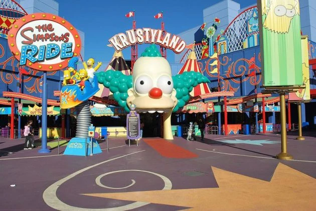 Entrada de Krustylandía con cartel visible y arquitectura colorida de parque temático