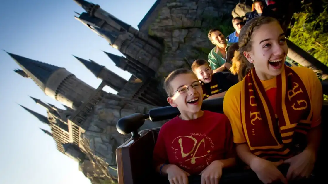 Niños en atracción de Harry Potter con castillo de fondo