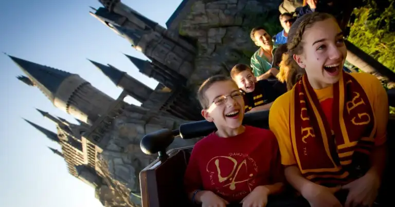 Niños en atracción de Harry Potter con castillo de fondo
