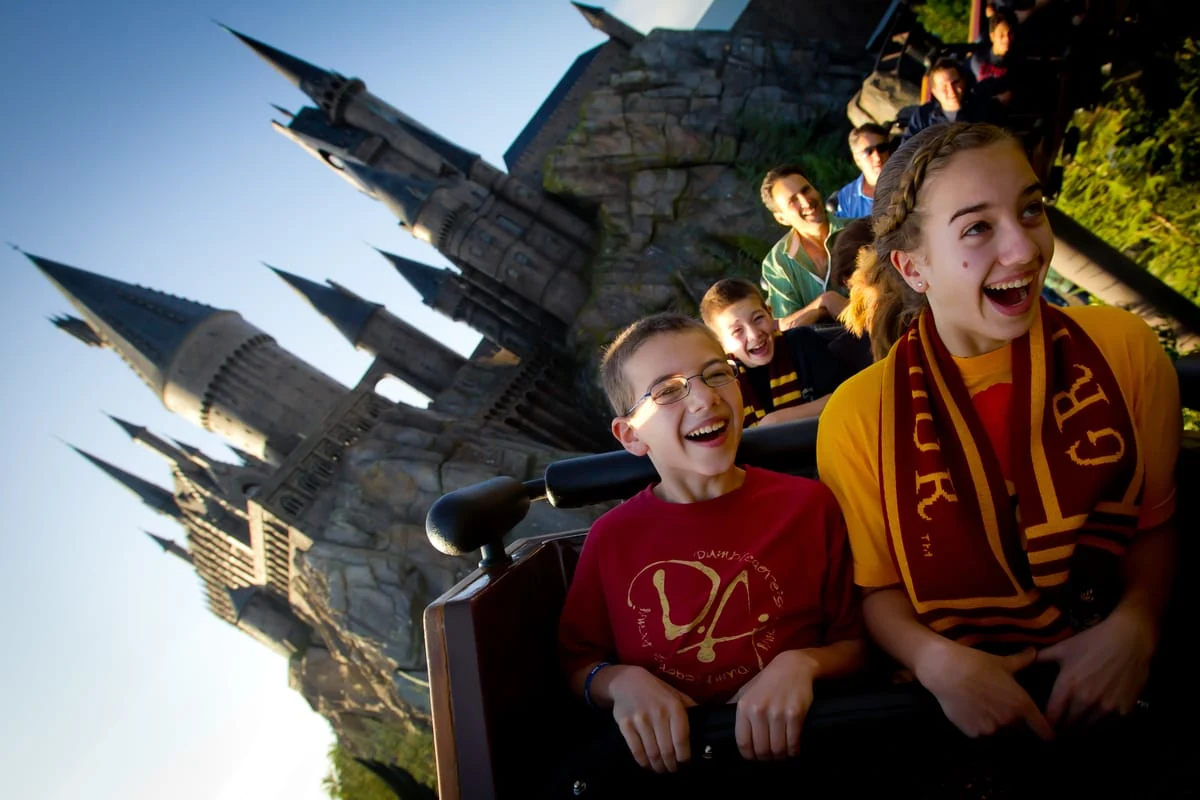 Niños en atracción de Harry Potter con castillo de fondo
