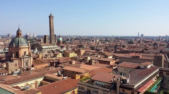 Panorama urbano con torres medievales, cúpulas y arquitectura histórica italiana