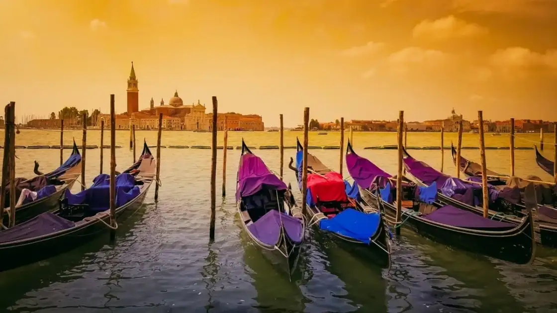 gondolas en venecia de todos colores