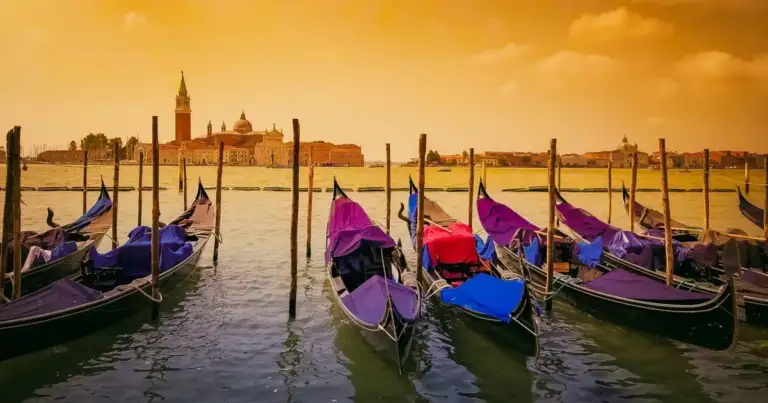 gondolas en venecia de todos colores
