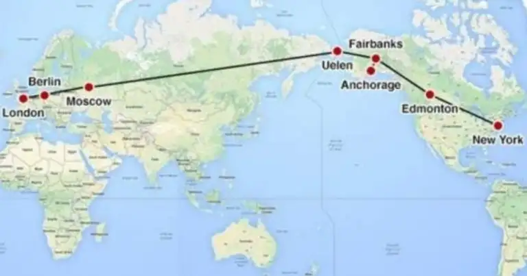 Mapa mundial con línea roja que señala ruta desde Europa hasta Estados Unidos