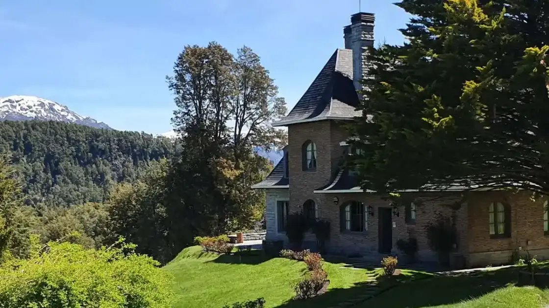 El Messidor es una de las construcciones más elegantes y emblemáticas de Villa La Angostura.