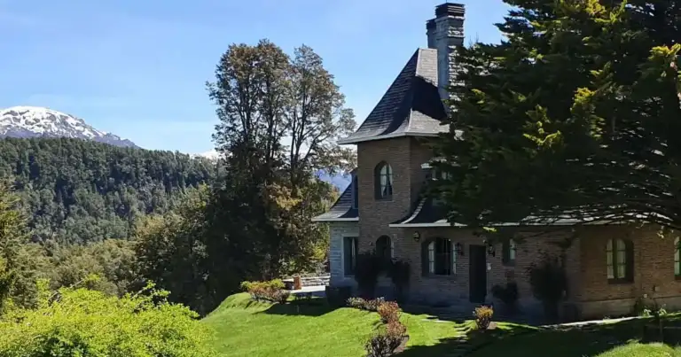 El Messidor es una de las construcciones más elegantes y emblemáticas de Villa La Angostura.