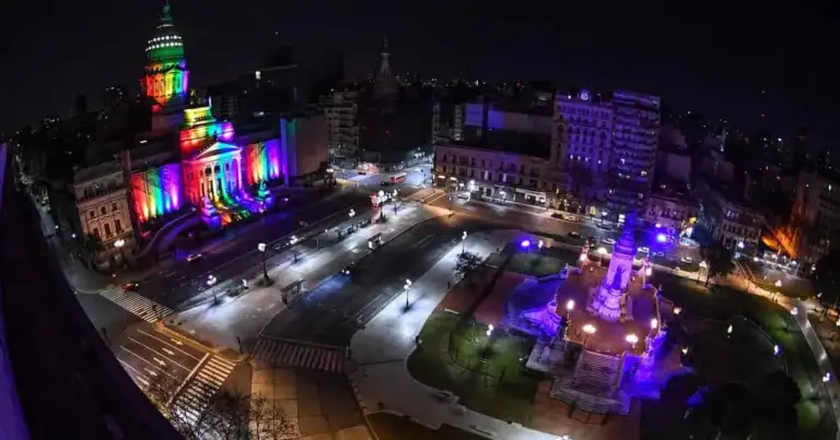 Monumentos porteños iluminados con los colores de la diversidad